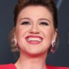 Kelly Clarkson Handles Onstage Wardrobe Malfunction with Grace